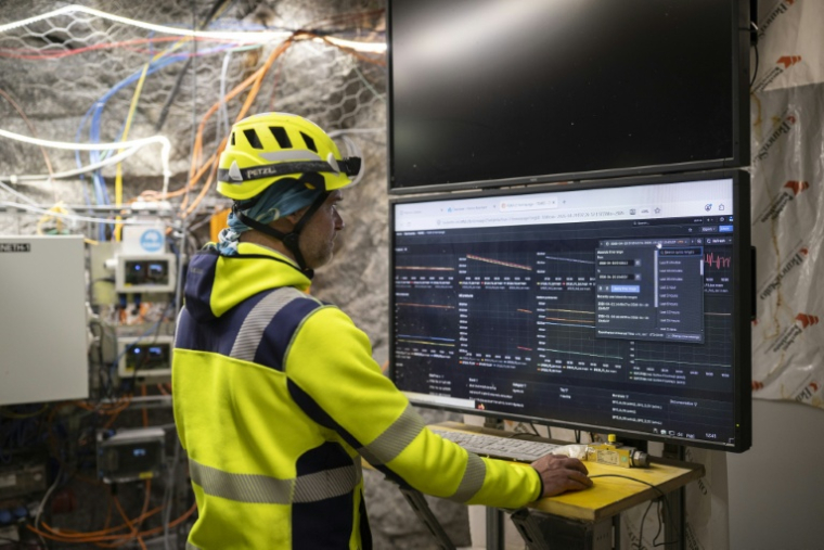 Marian Hertrich, responsable du laboratoire, surveille les mesures sur un ordinateur à l'intérieur du BedrettoLab, dans un tunnel de 5,2 km près de Bedretto, le 29 avril 2026 en Suisse ( AFP / Ennio LEANZA )