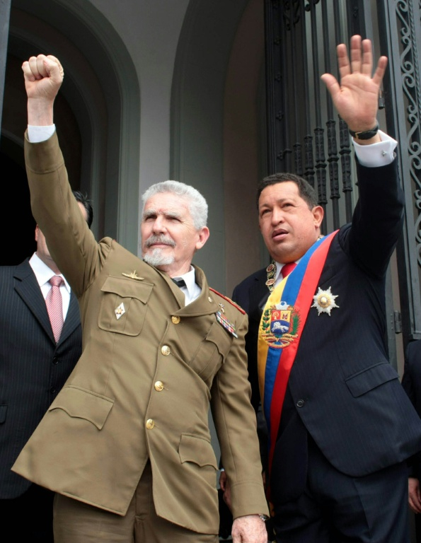 Le président vénézuélien Hugo Chávez (D) et le commandant cubain Ramiro Valdés saluent le public lors d’une cérémonie au Panthéon national à Caracas, le 1er janvier 2009 ( AFP / PRESIDENCIA )