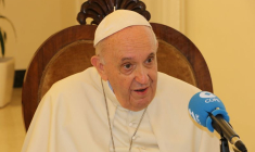 VATICAN: LE PAPE DÉMENT LES RUMEURS SUR SA DÉMISSION