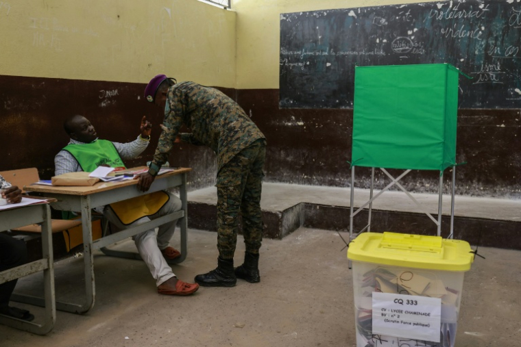 Un soldat de l'armée congolaise se fait encrer le doigt après avoir voté au lycée Chaminade de Brazzaville, le 12 mars 2026, lors du vote anticipé pour l'élection présidentielle ( AFP / Daniel BELOUMOU OLOMO )