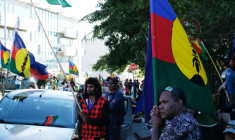 Des manifestants participent à un rassemblement organisé par la coalition indépendantiste de la Cellule de Coordination de Terrain (CCAT) devant le tribunal de Nouméa en soutien à 14 militants jugés pour entrave à la circulation et dégradation de biens, le 13 mai 2024 en Nouvelle-Calédonie ( AFP / Theo Rouby )