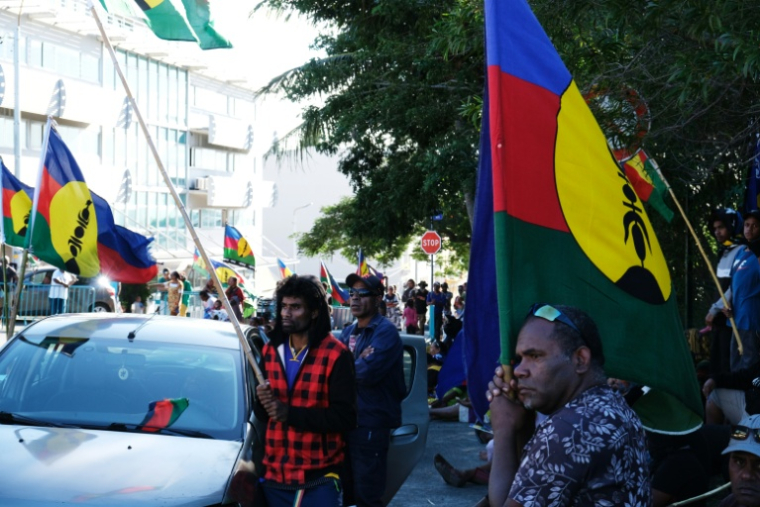 Des manifestants participent à un rassemblement organisé par la coalition indépendantiste de la Cellule de Coordination de Terrain (CCAT) devant le tribunal de Nouméa en soutien à 14 militants jugés pour entrave à la circulation et dégradation de biens, le 13 mai 2024 en Nouvelle-Calédonie ( AFP / Theo Rouby )