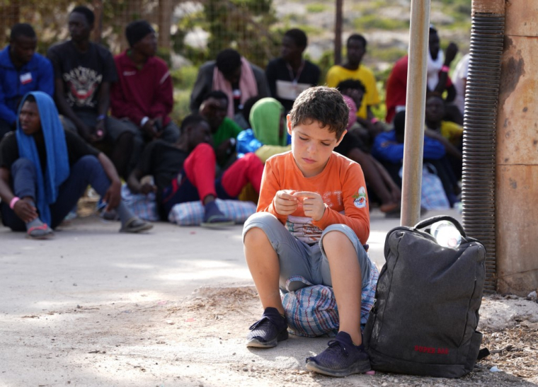 La présidente de la Commission européenne Ursula von der Leyen a présenté, dimanche à Lampedusa, un plan d'urgence pour aider l'Italie à gérer l'afflux de migrants. ( AFP / ZAKARIA ABDELKAFI )