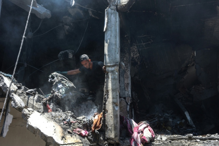 Un homme fouille les ruines d'une maison après un bombardement israélien à Jabalia, dans le nord de la bande de Gaza, le 2 juin 2025 ( AFP / Omar AL-QATTAA )