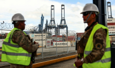 Des policiers patrouillent dans la zone du port de Balboa, géré par le groupe hongkongais CK Hutchison Holdings, à l'entrée du canal de Panama, le 23 février 2026 à Panama City ( AFP / MARTIN BERNETTI )