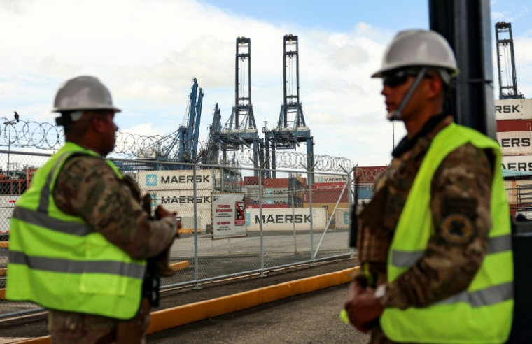 Des policiers patrouillent dans la zone du port de Balboa, géré par le groupe hongkongais CK Hutchison Holdings, à l'entrée du canal de Panama, le 23 février 2026 à Panama City ( AFP / MARTIN BERNETTI )