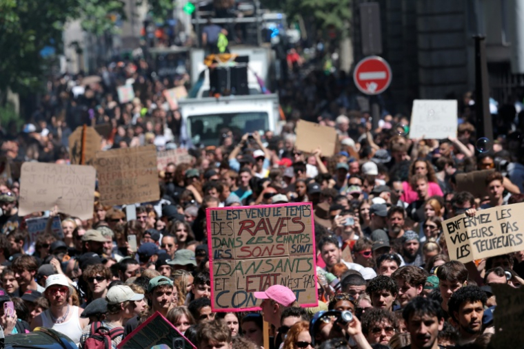 Manifestation pour défendre les "free parties" à Paris, le 13 juin 2026 ( AFP / Kenzo TRIBOUILLARD )