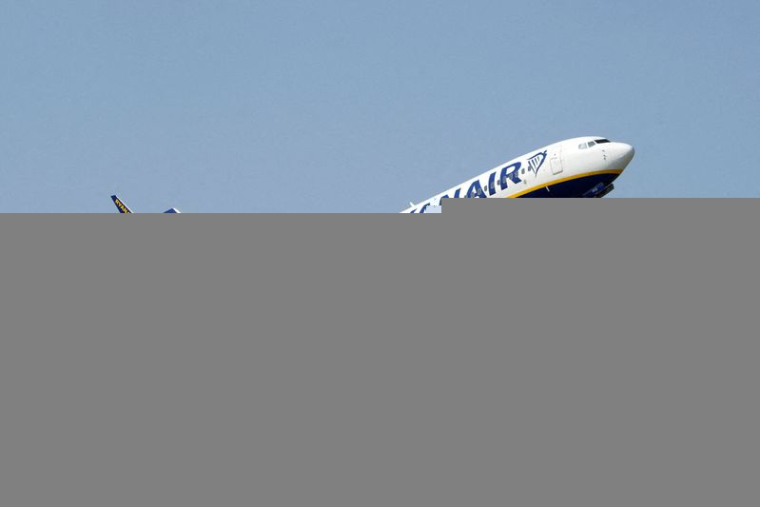 L'avion Boeing 737-8AS de Ryanair décolle de l'aéroport international de Riga