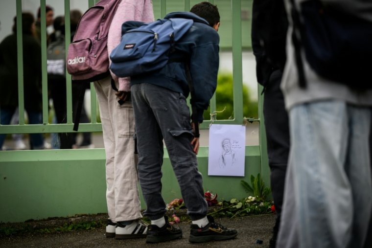 Des élèves du collège Libertaire Rutigliano regardent un dessin en hommage à l'adolescent de 15 ans tué lors d'une fusillade, le 18 mai 2026 à Nantes ( AFP / Loic VENANCE )