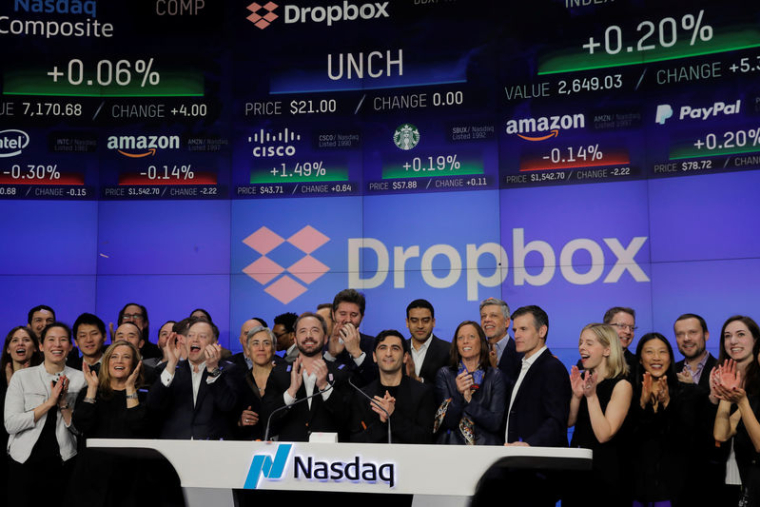 DROPBOX FAIT UNE ENTRÉE EN FANFARE SUR LE NASDAQ