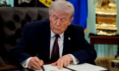 Le président américain Trump dans le bureau ovale de la Maison Blanche