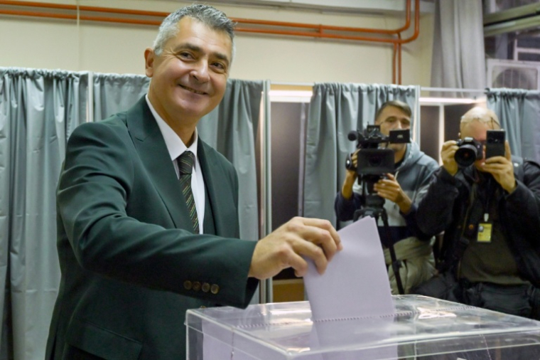 Ilija Srdanovic, candidat du mouvement étudiant votant à Novi Sad, en Serbie, le 25 octobre 2026. ( AFP / NENAD MIHAJLOVIC )