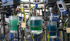 Un appareil séparant le nickel et le lithium, dans une usine à Trappes. ( AFP / EMMANUEL DUNAND )