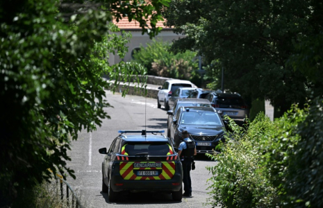 Des gendarmes sécurisent les lieux d'une fusillade mortelle lors d'une fête de mariage à Goult, dans le Vaucluse, le 22 juin 2025 ( AFP / Gabriel BOUYS )