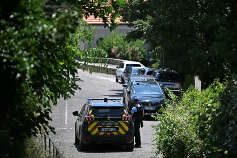 Des gendarmes sécurisent les lieux d'une fusillade mortelle lors d'une fête de mariage à Goult, dans le Vaucluse, le 22 juin 2025 ( AFP / Gabriel BOUYS )