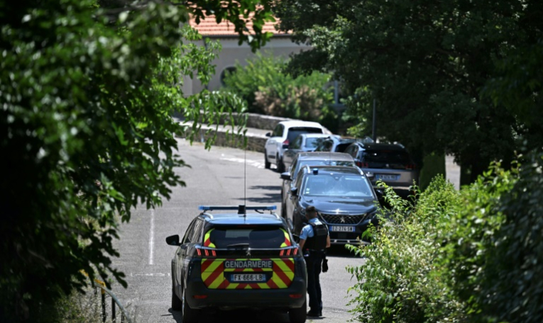 Des gendarmes sécurisent les lieux d'une fusillade mortelle lors d'une fête de mariage à Goult, dans le Vaucluse, le 22 juin 2025 ( AFP / Gabriel BOUYS )