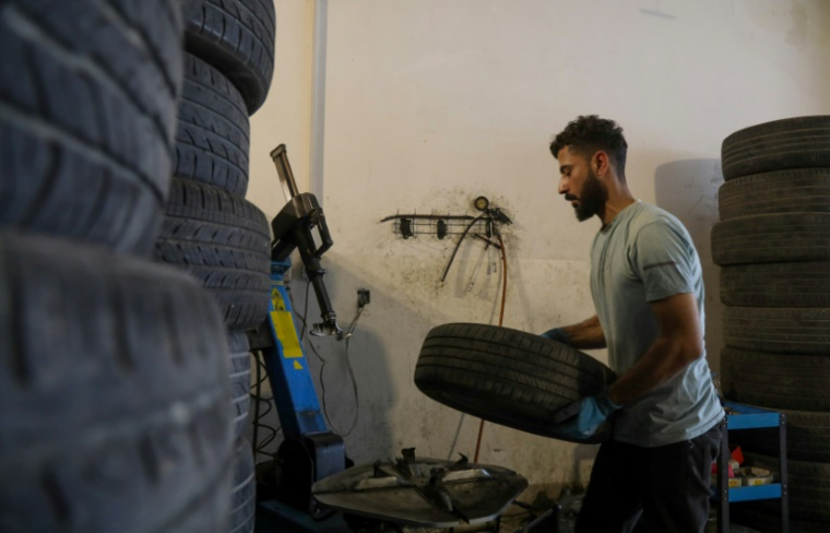 Mohamed Ismail dans son atelier à Erbil, capitale de la région autonome du Kurdistan irakien, le 7 avril 2025 ( AFP / Safin HAMID )