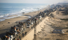 Des déplacés palestiniens sur une route de Nousseirat, dans le centre de la bande de Gaza, après leur fuite de la ville de Gaza, le 18 septembre 2025 ( AFP / Eyad BABA )