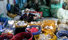 Une femme trie des déchets n plastique près de Hanoï, au Vietnam, le 25 novembre 2025 ( AFP / Nhac NGUYEN )