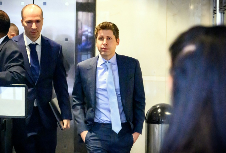 Sam Altman (d), PDG d'OpenAI, et Greg Brockman, président et cofondateur d'OpenAI, arrivent au tribunal fédéral d'Oakland, en Californie, le 30 avril 2026 ( AFP / JOSH EDELSON )