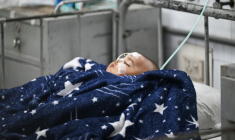 Un enfant reçoit un traitement contre la rougeole à l'hôpital Shishu, le 4 septembre 2026 à Dacca, au Bangladesh ( AFP / Salahuddin Ahmed )