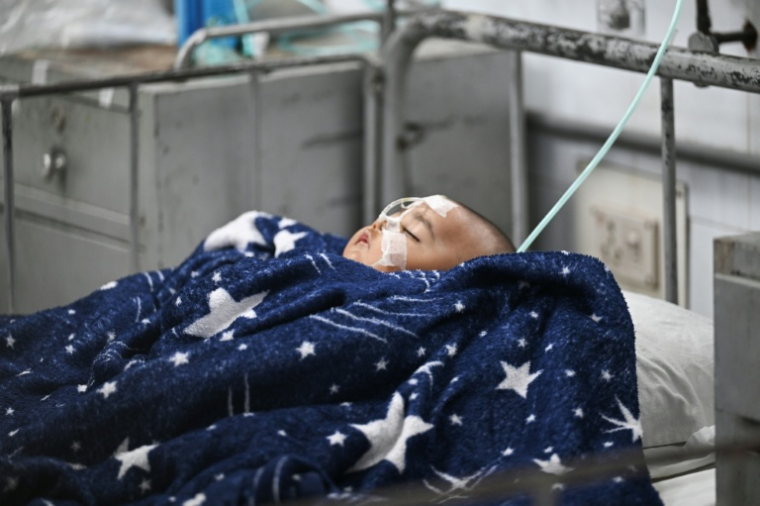 Un enfant reçoit un traitement contre la rougeole à l'hôpital Shishu, le 4 septembre 2026 à Dacca, au Bangladesh ( AFP / Salahuddin Ahmed )