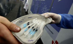 CORONAVIRUS: L'UE, SOUS PRESSION, ENVISAGE L'AUTORISATION D'UTILISATION D'URGENCE DES VACCINS