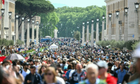 Une foule de fidèles et de pèlerins arrive, depuis la rue della Conciliazione, sur la place Saint-Pierre après la mort du pape François au Vatican le 21 avril 2025 ( AFP / Alberto PIZZOLI )