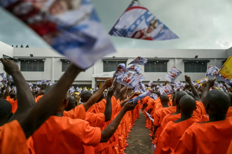 Les détenus de la prison de Bata, en Guinée Equatoriale, pendant une visite du pape Léon XIV, le 22 avril 2026 ( AFP / Alberto PIZZOLI )