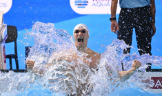 Le Français Maxime Grousset célèbre son titre sur 100 m papillon aux Mondiaux de natation de Singapour, le 2 août 2025 ( AFP / MANAN VATSYAYANA )