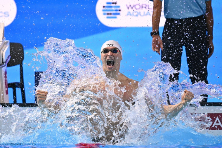 Le Français Maxime Grousset célèbre son titre sur 100 m papillon aux Mondiaux de natation de Singapour, le 2 août 2025 ( AFP / MANAN VATSYAYANA )