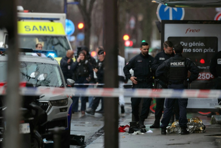 Des policiers postés à une gare routière parisienne le 11 février 2026 après qu'un homme armé d'un couteau a menacé un chauffeur de bus ( AFP / Thomas SAMSON )
