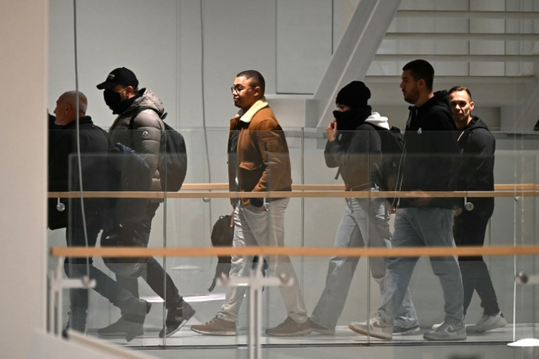 Les trois accusés, à gauche sur l'image, arrivent au palais de justice de Paris le 26 octobre 2026 ( AFP / LOU BENOIST )