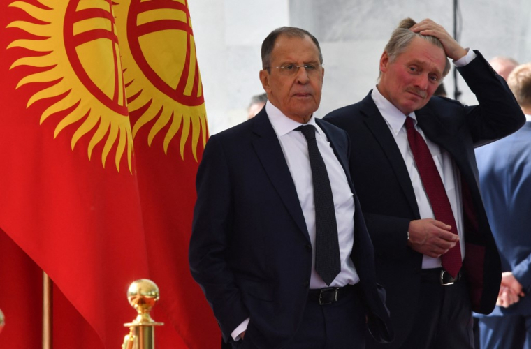 Sergueï Lavrov et Dmitri Peskov à Bishkek, au Kirghizistan, le 12 octobre 2023. ( AFP / VYACHESLAV OSELEDKO )
