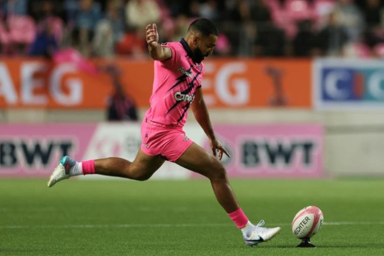 Le demi d'ouverture du Stade Français Zack Henry face aux perches lors du match de Top 14 contre le Castres Olympique au stade Jean-Bouin le 7 juin 2025 à Paris  ( AFP / Xavier GALIANA )