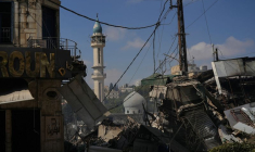 Site endommagé par une frappe israélienne sur un marché à Nabatie