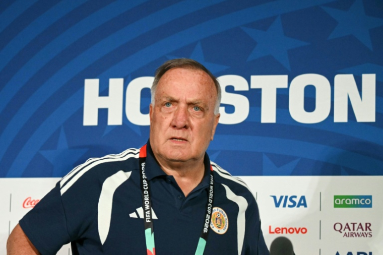 Le sélectionneur néerlandais de Curaçao Dick Advocaat en conférence de presse le 13 juin 2026 à Houston à la veille du match du Mondial contre l'Allemagne ( AFP / Ronaldo SCHEMIDT )