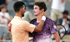 Novak Djokovic salue le Brésilien Joao Fonseca, tombeur du Serbe à Roland-Garros, le 29 mai 2026 ( AFP / Dimitar DILKOFF )
