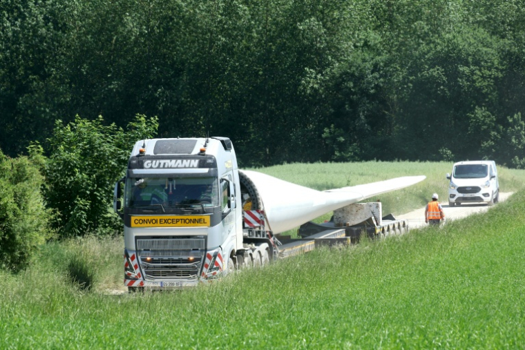 Un semi-remorque apporte une pale d'éolienne à Fienvillers (Somme), le 27 mai 2026 ( AFP / Francois LO PRESTI )
