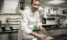 Le chef pâtissier du Ritz François Perret le 15 novembre 2019 dans la cuisine de l'hôtel parisien ( AFP / PHILIPPE LOPEZ )