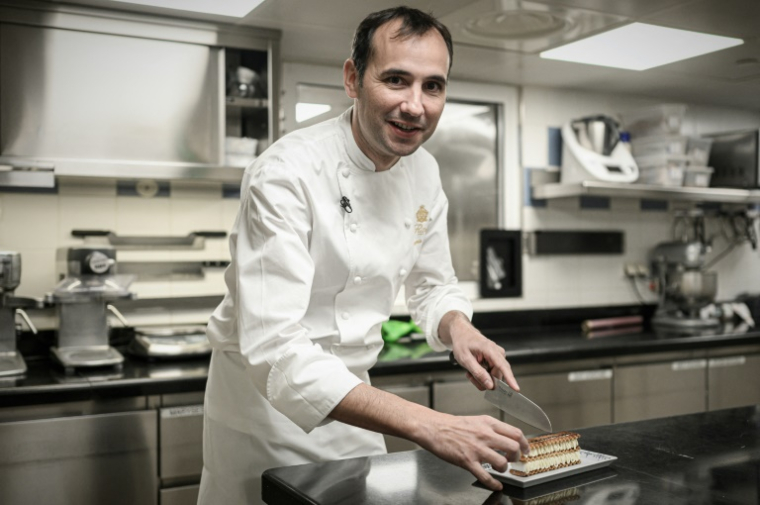 Le chef pâtissier du Ritz François Perret le 15 novembre 2019 dans la cuisine de l'hôtel parisien ( AFP / PHILIPPE LOPEZ )