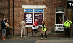 Des électeurs arrivent pour voter à l'élection partielle de Makerfield, dans le nord-ouest de l'Angleterre, dans un bureau de vote installé dans un centre communautaire à Hindley, le 18 juin 2026 ( AFP / Oli SCARFF )