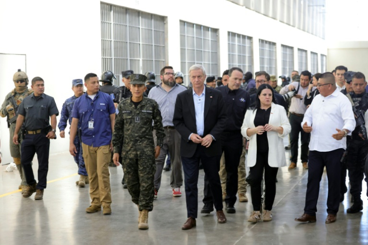 Le président élu du Chili, José Antonio Kast (c) et le ministre de la Défense du Salvador, René Merino Monroy (c,g), lors d’une visite du Centre de Confinement contre le Terrorisme (Cecot) à Tecoluca, au Salvador, le 29 janvier 2026 ( AFP / Oscar RIVERA )