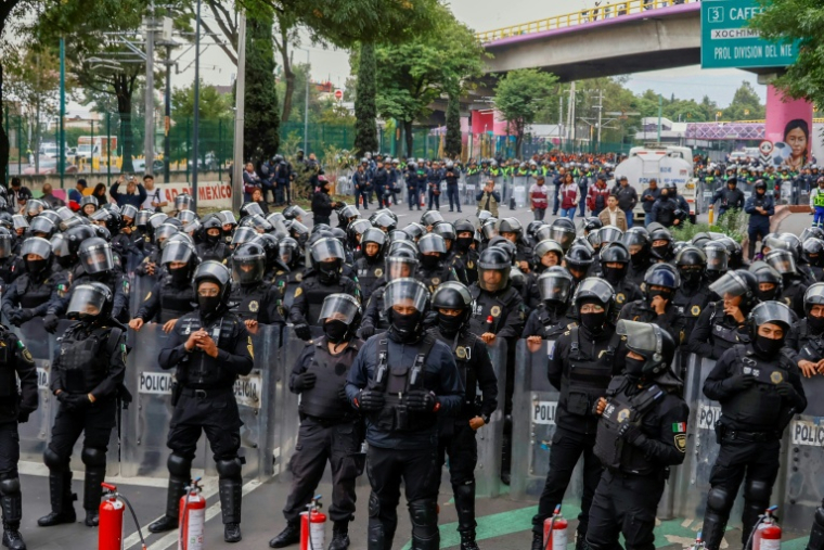 Des policiers bloquent l'accès au stade de Mexico lors d'une manifestation d'enseignants, le 9 juin 2026 au Mexique ( AFP / Gerardo Magallon )