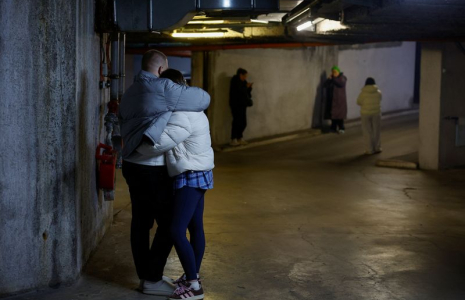 Des personnes se réfugient dans un parking souterrain pendant des frappes de missiles et de drones russes à Kyiv