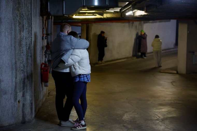 Des personnes se réfugient dans un parking souterrain pendant des frappes de missiles et de drones russes à Kyiv