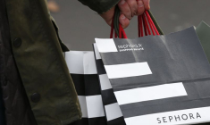 Un homme sort d'un magasin Sephora à Paris