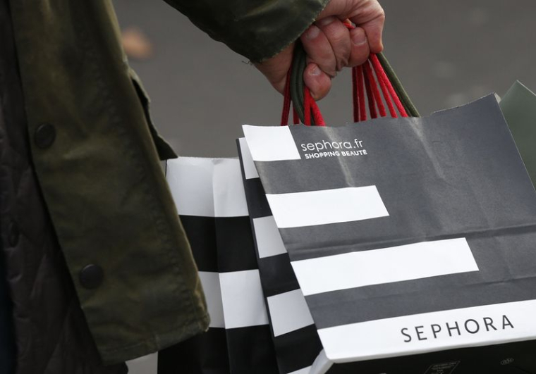 Un homme sort d'un magasin Sephora à Paris