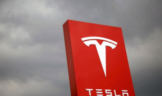 TESLA DÉPASSE LES ATTENTES, TABLE SUR UNE FORTE PRODUCTION EN 2020