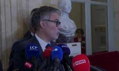 Motion de censure: Faure dénonce "une formidable hypocrisie" dans l'hémicycle